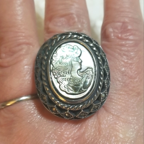 𝅺VTG Mother of Pearl Marcasite Statement Ring - Picture 7 of 7